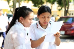 Thí sinh trao đổi về bài thi môn Toán. (Ảnh: Bích Huệ/TTXVN)