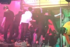 Hình ảnh trong hộp đêm sau vụ sập gác xép. (Nguồn: YouTube)