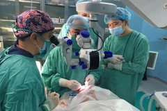 Các bác sỹ Bệnh viện Trung ương Huế thực hiện ghép giác mạc cho bệnh nhân. (Ảnh: Hồ Cầu/TTXVN)