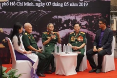 Giao lưu với các cựu chiến binh từng tham gia Chiến dịch Điện Biên Phủ. (Ảnh: Anh Tuấn/TTXVN)