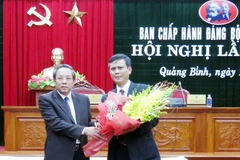 Bí thư Tỉnh ủy Quảng Bình Hoàng Đăng Quang tặng hoa chúc mừng tân Phó Bí thư Thường trực Trần Thắng. (Ảnh: Đức Thọ/TTXVN)