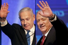 Thủ tướng sắp mãn nhiệm của Israel Benjamin Netanyahu (trái) ngày 19/9 kêu gọi đối thủ chính của mình là Benny Gantz (phải) thuộc đảng trung dung Xanh-Trắng chung tay lập liên minh đoàn kết. (Ảnh: AFP/TTXVN)