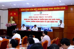 Thứ trưởng Bộ Nông nghiệp và Phát triển nông thôn Phùng Đức Tiến báo cáo về tình hình bệnh dịch tả lợn châu Phi. (Ảnh: Vũ Sinh/TTXVN)