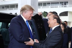 Thủ tướng Nguyễn Xuân Phúc đón Tổng thống Hoa Kỳ Donald Trump. (Ảnh: Thống Nhất/TTXVN)