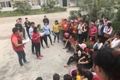Đại diện Công ty TNHH Great Global International trao đổi với công nhân sau khi vụ việc xảy ra. (Ảnh: Ninh Đức Phương/TTXVN)