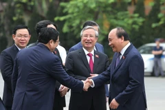 Thủ tướng Nguyễn Xuân Phúc với các đại biểu Quốc hội trước giờ khai mạc kỳ họp thứ 7 Quốc hội khóa XIV. (Ảnh: Dương Giang/TTXVN)