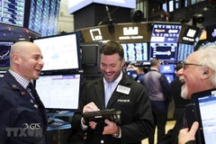 Nhân viên tại sàn chứng khoán New York, Mỹ. (Ảnh: THX/TTXVN)