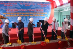 Các đại biểu động thổ khởi công công trình. (Ảnh: Trịnh Bang Nhiệm/TTXVN)