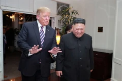 Tổng thống Mỹ Donald Trump (trái) và Chủ tịch Triều Tiên Kim Jong-un trong cuộc gặp đầu tiên ở Hà Nội ngày 27/2/2019. (Ảnh: AFP/TTXVN)