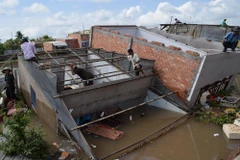 Hiện trường sạt lở nghiêm trọng 'nuốt chửng' 5 nhà dân tại ấp Tân Thuận, xã Tân Nhuận Đông, huyện Châu Thành, tỉnh Đồng Tháp. (Ảnh: Chương Đài/TTXVN)