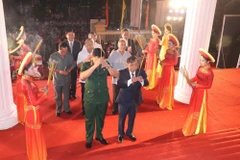 Lãnh đạo thành phố Cần Thơ, Quân khu 9 dâng hương Giỗ tổ Hùng Vương. (Ảnh: Ngọc Thiện/TTXVN)