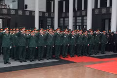 Đoàn đại biểu Bộ Tổng Tham mưu QĐND Việt Nam và các quân khu, quân đoàn viếng nguyên Chủ tịch nước, Đại tướng Lê Đức Anh. (Ảnh: TTXVN)