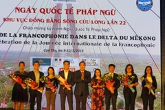 Tặng hoa cho các tổ chức, cá nhân có nhiều đóng góp cho hoạt động kết nối Pháp-Việt. (Ảnh: Ánh Tuyết/TTXVN)