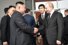 Tổng thống Nga Vladimir Putin (phải) và nhà lãnh đạo Triều Tiên Kim Jong-un (trái) sau cuộc hội đàm tại Trường Đại học Liên bang Viễn Đông ở đảo Rusky thuộc Vladivostok. (Ảnh: AFP/TTXVN)