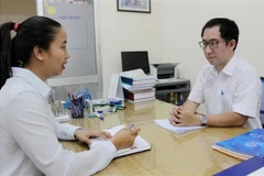 Bác sỹ Trần Bảo Anh, Trưởng phòng Kế hoạch tổng hợp Bệnh viện Đa khoa tỉnh Khánh Hòa thông tin về vụ việc. (Ảnh: TTXVN)