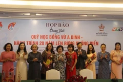 Các doanh nghiệp và Ban Điều hành Quỹ học bổng Vừ A Dính ký kết thỏa thuận hỗ trợ. (Ảnh: Xuân Dự/TTXVN)