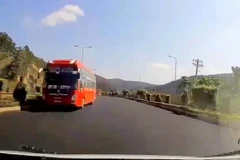 Chiếc xe chạy ngược chiều trên cao tốc. (Ảnh cắt từ video)