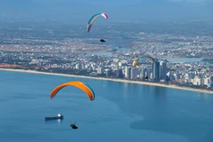 Các vận động viên biểu diễn lượn dù sau khi xuất phát. (Ảnh: Trần Lê Lâm/TTXVN)