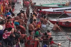 Người dân ngâm mình dưới các dòng sông thiêng. (Nguồn: NDTV)