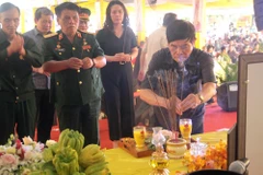 Các đại biểu dâng hương tri ân các Anh hùng liệt sỹ. (Ảnh: Trịnh Bang Nhiệm/TTXVN)