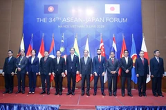 Trưởng đoàn các nước dự diễn đàn chụp ảnh chung. (Ảnh: Lâm Khánh/TTXVN)