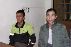 Đối tượng Sùng A Sinh và Quàng Văn Mứn tại cơ quan điều tra. (Ảnh: TTXVN)
