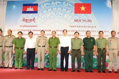 Các đại biểu dự hội nghị chụp ảnh lưu niệm. (Ảnh: Lê Đức Hoảnh/TTXVN)