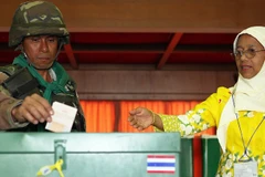 Cử tri đi bỏ phiếu trong một cuộc bầu cử ở Thái Lan. (Nguồn: Foreign Policy)