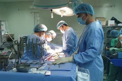 Ca phẫu thuật được phối hợp liên chuyên khoa. (Ảnh: TTXVN)