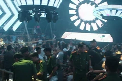 Hàng trăm thanh niên sử dụng trái phép chất ma túy trong quán bar ST Club-Làn Sóng Trẻ bị Công an thành phố Biên Hòa phát hiện. (Ảnh: Sỹ Tuyên/TTXVN)
