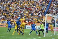 Một trận đấu của đội Dược Nam Hà Nam Định (áo vàng) trên sân Thiên Trường. (Ảnh: Công Luật/TTXVN)