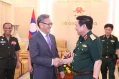 Đại tướng Ngô Xuân Lịch, Ủy viên Bộ Chính trị, Bộ trưởng Bộ Quốc phòng tiếp thân mật Đại sứ Lào tại Việt Nam Thongsavanh Phomvihane nhân dịp kết thúc nhiệm kỳ công tác tại Việt Nam. (Ảnh: TTXVN)
