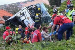 Lực lượng cứu hộ trấn an tinh thần của các nạn nhân vụ tai nạn. (Nguồn: AFP/Getty Images)