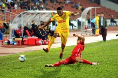 Pha tranh bóng giữa cầu thủ hai đội. (Ảnh: An Đăng/TTXVN)