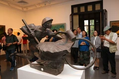 Một tác phẩm nghệ thuật tại buổi triển lãm. (Ảnh: Thành Đạt/TTXVN)