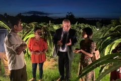 Đại sứ Bỉ và đoàn của Đại sứ quán Bỉ, Cơ quan Phát triển Bỉ (Enabel) tới thăm gia đình chị Thành, xã Tân Lập, người thụ hưởng của dự án tín dụng Việt-Bỉ của Hội Liên hiệp Phụ nữ Việt Nam tại xã Tân Lập, huyện Hàm Thuận Nam, tỉnh Bình Thuận. 