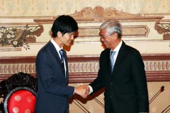 Ông Võ Văn Hoan, Phó Chủ tịch Ủy ban Nhân dân Thành phố Hồ Chí Minh (phải) tiếp ông Norikazu Suzuki, Thứ trưởng Bộ Ngoại giao Nhật Bản. (Ảnh: Xuân Khu/TTXVN)
