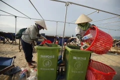 Công nhân môi trường đô thị thu dọn rác thải nhựa tại Vịnh Hạ Long. (Nguồn: PV/Vietnam+)