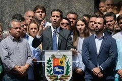 Thủ lĩnh phe đối lập Juan Guaido (giữa, phía trước), người tự phong là 'Tổng thống lâm thời' phát biểu trong cuộc biểu tình của đám đông ủng hộ lực lượng đối lập tại Chacao, phía Đông thủ đô Caracas ngày 25/1/2019. (Ảnh: AFP/TTXVN)