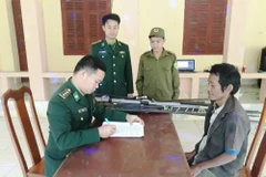 Đồn Biên phòng Cà Xèng, Bộ Chỉ huy Bộ đội Biên phòng Quảng Bình tiếp nhận thông tin, hướng dẫn người dân làm thủ tục giao nộp vụ khí, vật liệu nổ. (Ảnh: Võ Dung/TTXVN)