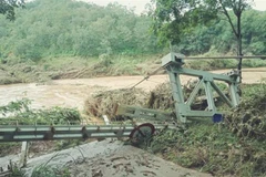 Cầu treo dân sinh bắt qua sông Lấp thuộc địa bàn huyện Bù Đăng bị lũ cuốn trôi. (Ảnh: Dương Chí Tưởng/TTXVN)