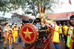 Các thanh niên trong làng Đồng Kỵ chuẩn bị cho lễ rước pháo. (Ảnh: Diệp Trương/TTXVN)