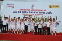 Đội bóng VTV nhận cúp vô địch Press Cup lần thứ 4 năm 2019. (Ảnh: Ngọc Thiện/TTXVN)
