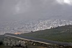 Hàng rào ngăn cách khu vực Cao nguyên Golan do Israel chiếm đóng, gần thị trấn Majdal Shams, với Syria, ngày 25/3/2019. (Ảnh: AFP/TTXVN)
