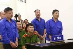 Bị cáo Nguyễn Kim Hưng và đồng phạm tại phiên tòa. (Ảnh: Doãn Tấn/TTXVN)