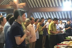 Người dân đến Đền thờ để tưởng nhớ, tri ân Chủ tịch Hồ Chí Minh. (Ảnh: Văn Cảnh/TTXVN)​