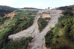 Núi rác khổng lồ từ bãi rác Cam Ly (thành phố Đà Lạt) bất ngờ đổ ập xuống. (Ảnh: Đặng Tuấn/TTXVN)