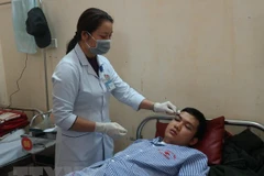 Thực tập sinh Trần Nhật Giáp bị người nhà bệnh nhân đánh trọng thương tại Bệnh viện đa khoa tỉnh Hà Tĩnh. (Ảnh: Hoàng Ngà/TTXVN)