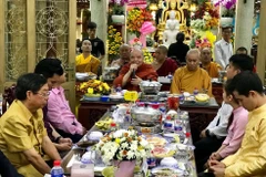 Các đại biểu tham dự Lễ hội thực hiện nghi thức cầu phúc đầu năm. (Ảnh: Xuân Khu/TTXVN)