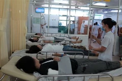 Các nạn nhân đang được cấp cứu tại Bệnh viện Đa khoa Đà Nẵng. (Ảnh: Nguyễn Sơn/TTXVN)